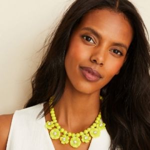 NWT 🌼 Ann Taylor Lime Gold/Yellow Silver Glossy Resin Floral Necklace 17"